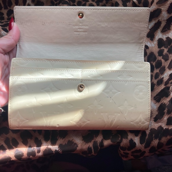 Louis Vuitton Cream Vernis Wallet - Picture 2 of 7